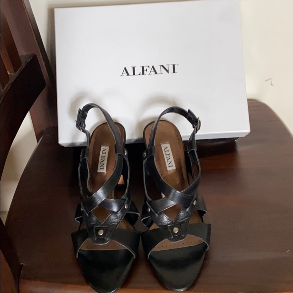 Shoe - Picture 2 of 4